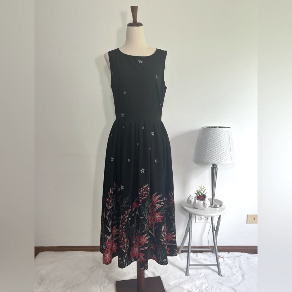 Sleeveless Dress | Size M | Black with flowers in red and gray